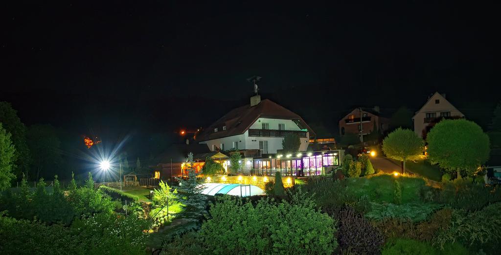 Penzion V Hluboké a Department Glamp Vsetín Exterior foto