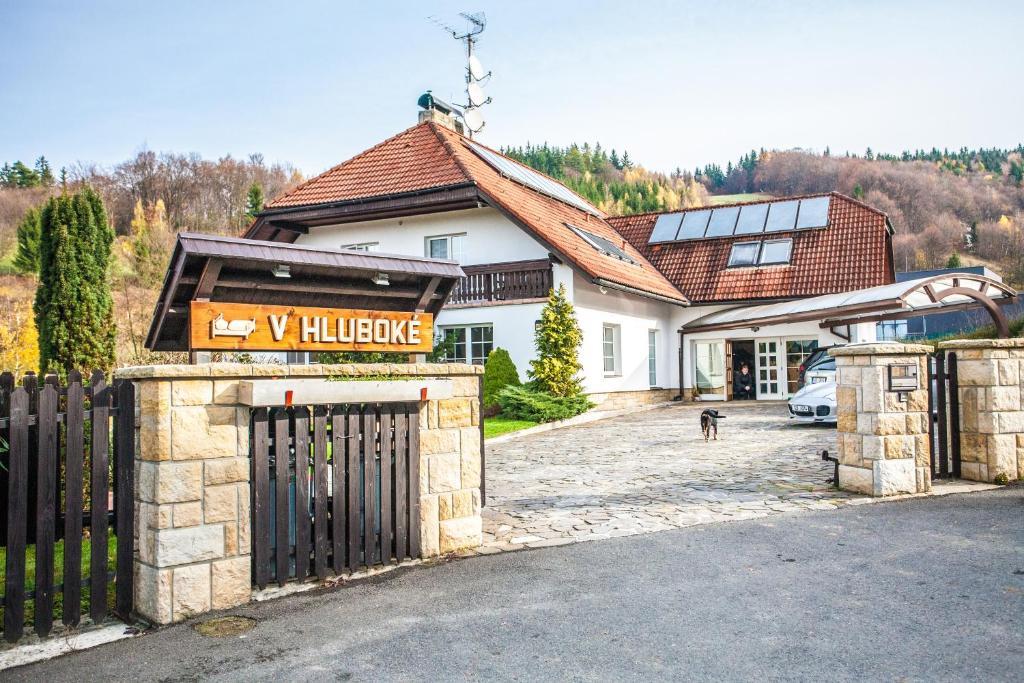 Penzion V Hluboké a Department Glamp Vsetín Exterior foto